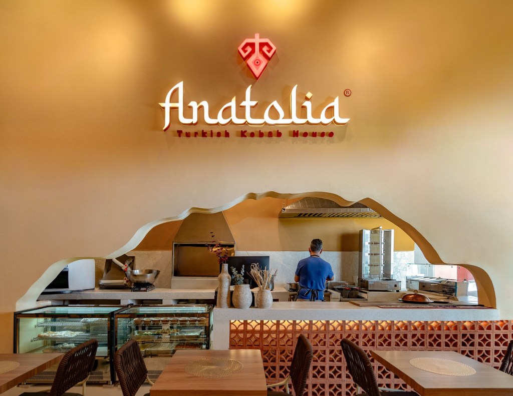 Fachada y cocina abierta de Anatolia Turkish Kebab House