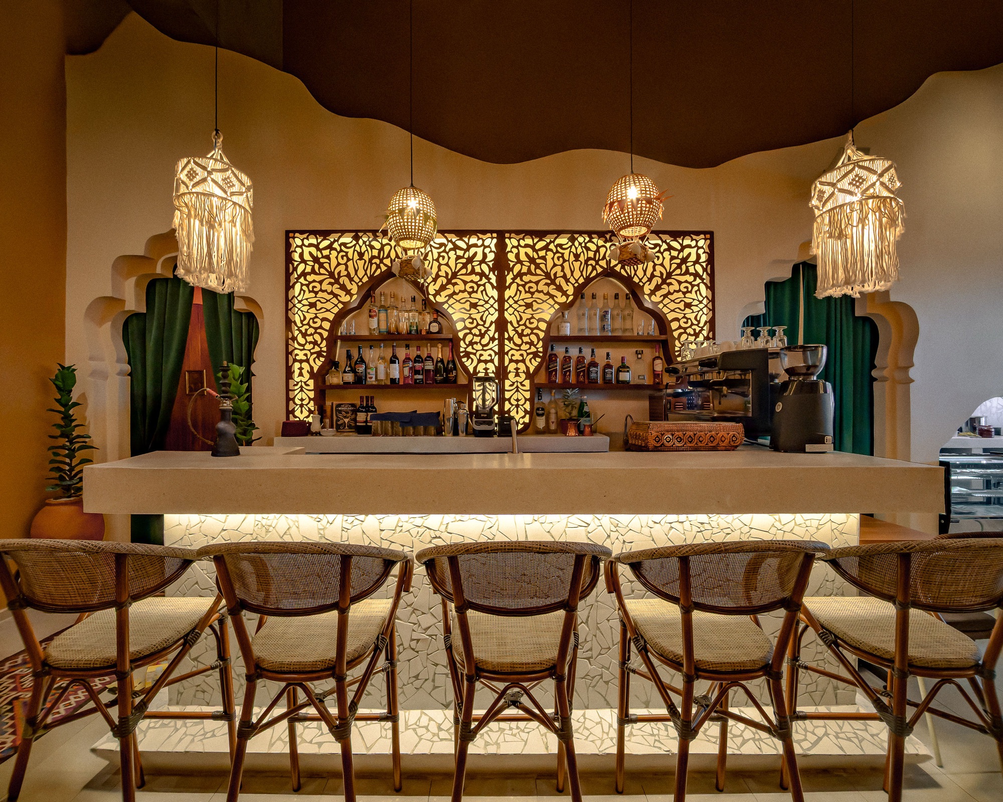 Barra de Anatolia Turkish Kebab House con iluminación de macramé