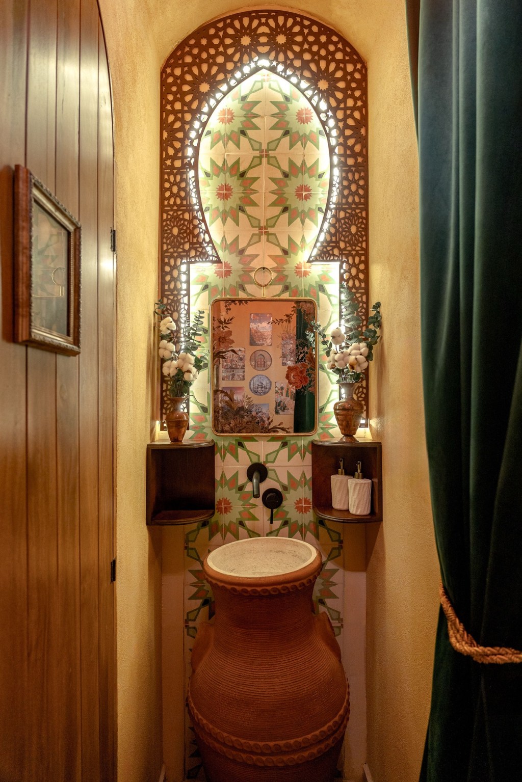 Lavabo con mosaico artesanal y arco morisco